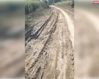 खनन माफियाओं द्वारा सड़क पर गिराई गई मिट्टी से सड़कों पर निकलना हुआ दूबर 