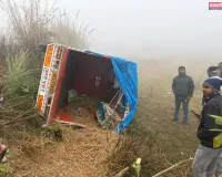 घने कोहरे में श्रद्धालुओं की पिकअप पलटी