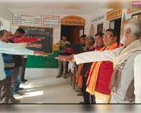 ढेबरुआ बूथ पर राष्ट्रीय मतदाता दिवस पर मतदाताओं को शपथ दिलाते बीएलओ आशुतोष मिश्रा