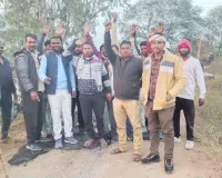 खेमपुर में मानक के विपरीत हो रहा सड़क निर्माण कार्य, ग्रामीणों ने किया जमकर प्रदर्शन