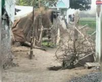 सार्वजनिक रास्ते पर अतिक्रमण कर रही दबंग महिला