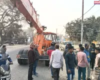 बेकाबू हाइड्रा की टक्कर से ई रिक्शा चालक और सड़क किनारे बैठी दो महिलाएं घायल 