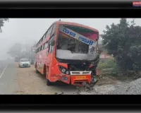 सड़क हादसे में महिलाओं और बच्चों समेत कम से कम 23 श्रद्धालु घायल