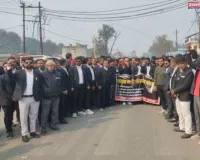बलरामपुर में अधिवक्ताओं का सड़क पर प्रदर्शन:किया पैदल मार्च, आंदोलन तेज करने की चेतावनी