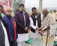 अपना दल एस के तत्वाधान  में   जरूरतमंदों को बांटे गये कंबल , लोगों ने की सराहना