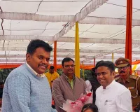 मोहम्मद हसीन अंसारी ने कक्षा एक की छात्रा द्वारा बनाई गईं स्कैच पेंटिंग जिलाधिकारी को करी भेंट 