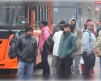 दिल्ली की सड़कों से बसें ग़ायब अपने मंजिल पहुंचने के लिए यात्री परेशान