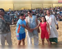 हजरत गुलजार शाह मेला मैदान में आयोजित दंगल के सातवें दिन नेपाल की रूबी थापा व कोमल के बीच हुआ रोमांचक मुकाबला