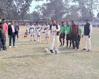 फुटबॉल टूर्नामेंट का भव्य आगाज़, मऊ ने सिवान को दी मात