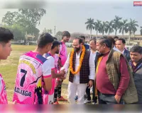 फुटबॉल टूर्नामेंट का भव्य आगाज़, मऊ ने सिवान को दी मात