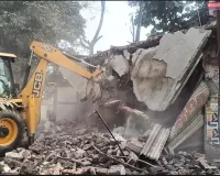 नवीन परती भूमि पर चला प्रशासन का बुलडोजर अवैध रूप से बनाई थी 6 दुकानें व मकान