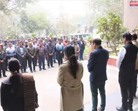 जिलाधिकारी ने विकास भवन के कार्यालयों में हाजरी का किया औचक निरीक्षण