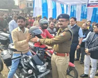 जिलाधिकारी के निर्देश पर बांटे गए हेलमेट