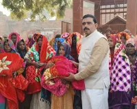 हयातगंज में प्रधान अशोक तिवारी ने सौ  लोगों को सौंपे कम्बल