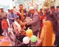 कंधे पर दिव्यांग पत्नी को देख पसीजा डीएम का दिल, तत्काल मिली मोटराइज्ड साइकिल