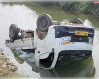 स्कॉर्पियो को पास देने में नहर में पलटी माल लदी मैजिक