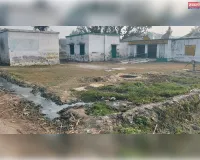 ग्राम पंचायत किशुनपुर अजीत मे प्राथमिक विद्यालय के सामने गन्दे पानी के जलभराव से ग्रामीण परेशान