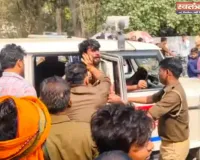 Ballia के कुंवर सिंह चौराहे पर पुलिस के सामने मारपीट