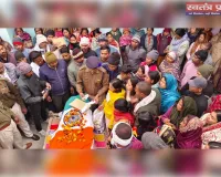 कांपते हाथों से बेटे ने दी मुखाग्नि, तिरंगे में लिपटे पिता को देख फूट पड़ा गांव का कलेजा