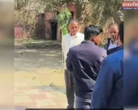 कानपुर के सजेती थाना क्षेत्र में बेटे के सामने मां को डंपर ने रौंदा