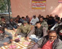 सिद्धार्थनगर में उत्तर प्रदेश राजस्व संग्रह अमीन संघ ने  आरोपियों की गिरफ्तारी की मांग को लेकर किया धरना/ प्रदर्शन