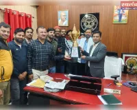 मंडलीय खेल में जीत के बाद प्राप्त ट्राफी को बीएसए को सौंपा