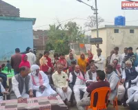 समाजवादी पार्टी का प्रतिनिधि मण्डल  पीड़ित परिजनों से  मिला, न्याय दिलाने का भरोसा दिलाया