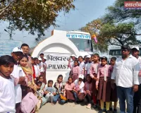 कपिलवस्तु का भ्रमण करते हुए बच्चे व शिक्षक