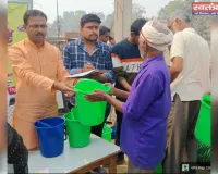 वार्ड में डस्टबिन का किया गया वितरण