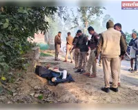 घर से 500 मीटर दूर सड़क किनारे, पुलिया के बगल झाड़ियों में मिला युवक का शव