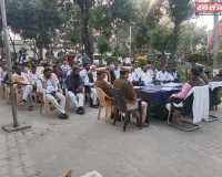 विद्युत संविदा कर्मियों का हल्ला बोल: ₹25,000 वेतन और नियमितीकरण की मांग, छंटनी होने पर कार्य बहिष्कार की दी चेतावनी