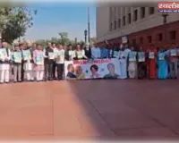 'मोदी-पुरी शर्म करो...' संसद में विपक्षी सांसदों का प्रदर्शन