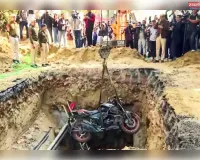 सड़कों पर गड्ढों से मौत अव्यवस्था की ज्वलंत तस्वीर पेश करती है