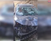 ट्रैक्टर ने कार में मारी टक्कर,कार खाई में गिरी 