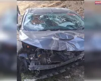 ट्रैक्टर ने कार में मारी टक्कर,कार खाई में गिरी 