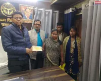 श्रमिक के मौत पर मिला 12 लाख रुपए का चेक