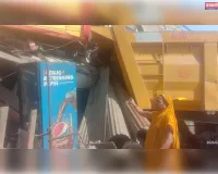 गलत दिशा से आ रही तेज रफ्तार डंपर किराना दुकान में  घुसी, लाखों का नुकसान 