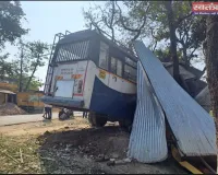 बेकाबू बस दुकानों में घुसी पांच लोग घायल, मिश्रिख जा रही थी बस 