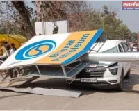 चलती कार पर गिरा पोल, सपा नेता  की दर्दनाक मौत