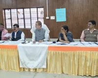जिलाधिकारी ने आवास और आयुष्मान कार्ड योजना की समीक्षा की लापरवाही पर बिचौलियों और अधिकारियों को दी कड़ी चेतावनी