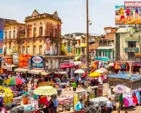 लाल किला बस स्टैंड पर रेहड़ी पटरी वालों का कब्जा अतिक्रमण दे रहा बडे हादसे का न्योता