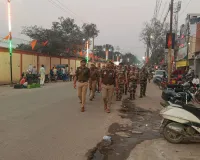 ओबरा में पुलिस और सी आई एस एफ  का शक्ति प्रदर्शन सीओ अमित कुमार वर्मा के नेतृत्व में सड़कों पर उतरा भारी बल, दंगाइयों को कड़ी चेतावनी