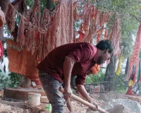 यूपी की दूसरी सबसे बड़ी नगर पंचायत ओबरा में दलालों का जाल, PMAY लाभार्थियों से घर-घर जाकर हो रही लूट