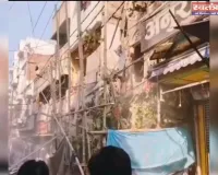 चौक के ठठेरी बाजार में नगर निगम ने जर्जर मकान को ध्वस्त किया