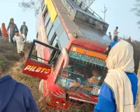 अनियंत्रित होकर खाई में पलटी यात्रियों से भरी बस, मची चीख-पुकार
