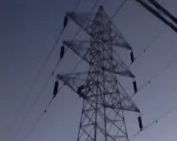 पारिवारिक विवाद से आहत युवक  हाईटेंशन विद्युत टावर पर चढ़ा, पुलिस की तत्परता से बची युवक की जान