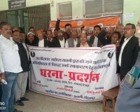 तहसीलदार खजनी के  भ्रष्टाचार के खिलाफ अधिवक्ताओं का धरना प्रदर्शन।