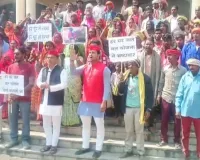 सपा कार्यकर्ताओं का कलेक्ट्रेट पर जोरदार प्रदर्शन,  हर घर नल योजना के लिए विधायक, मंत्री  जिम्मेदार