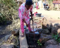 शुद्ध पेय जल की सुविधा के अभाव में ग्रामीणों को पुराने कूप से जल भरने की मजबूरी 