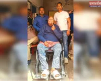 हजारीबाग में 87 वर्षीय ब्रजकिशोर जायसवाल ने व्हीलचेयर पर पहुँचकर किया मतदान